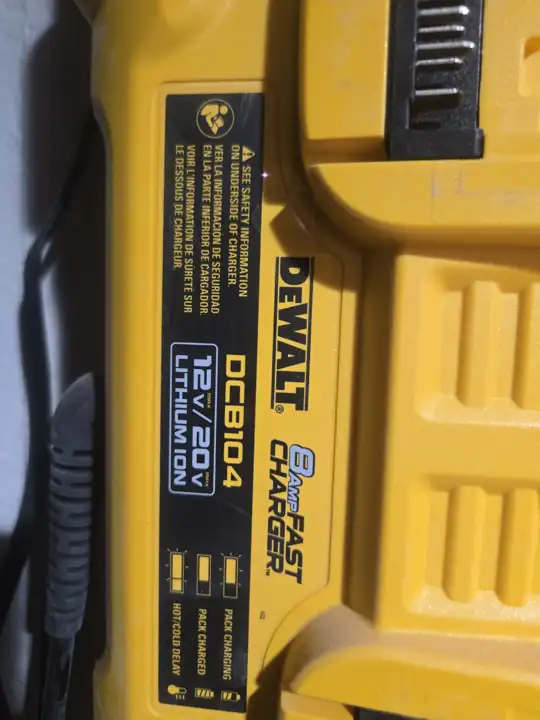 12V/20V four-port fast charger DCB104 on the bench