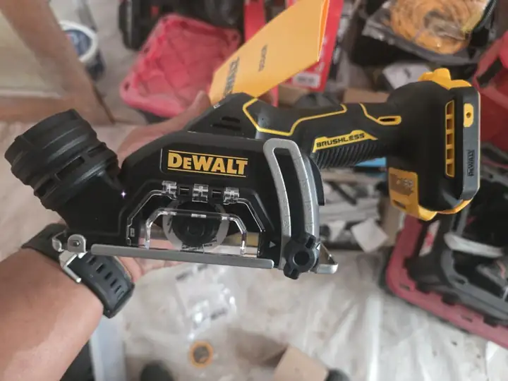 20V XR 3in cut-off tool with dust shroud