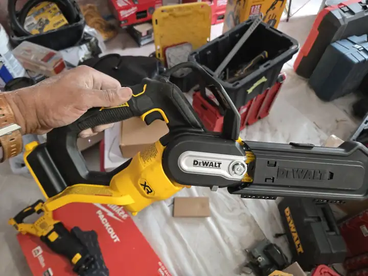 DeWalt 20V pruning saw