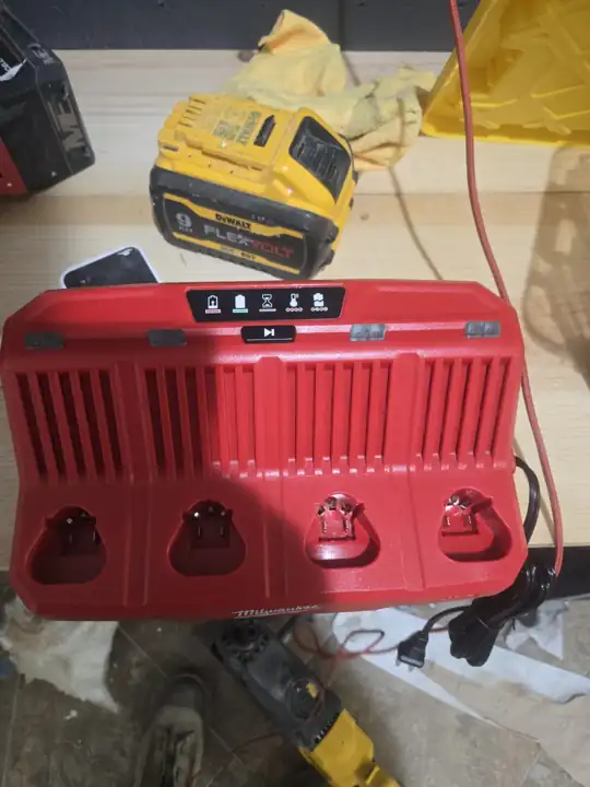 M12 four-bay sequential charger