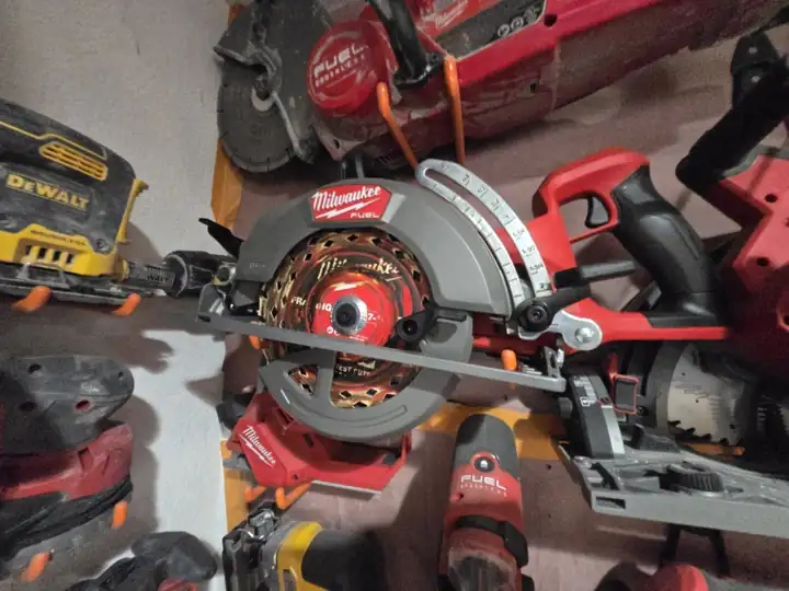 M18 FUEL 7-1/4in rear-handle saw, out of the box