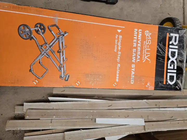 The stand folds on wheels: shown on the side of the box